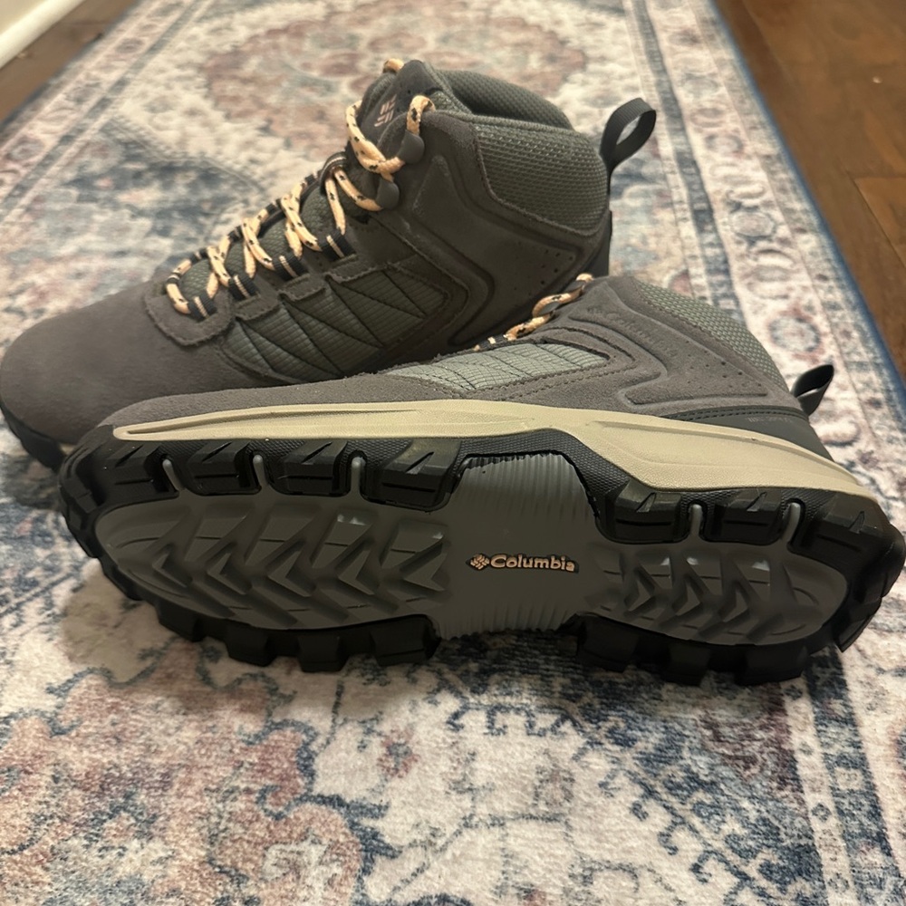 Columbia Women’s Hiking Shoes/Boots - Picture 4 of 4